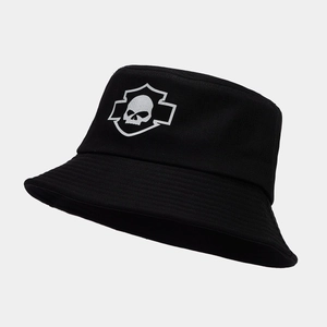 Dettaglio del ricamo teschio bianco e cuciture parallele su cappello bucket in cotone nero