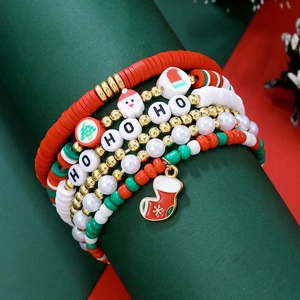 Détail du set de bracelets de Noël avec perles en argile et breloques HO HO HO
