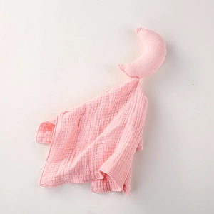 Dettaglio copertina neonato in mussola rosa con peluche luna per favorire il sonno