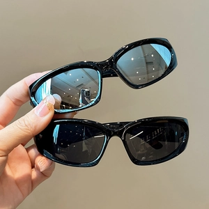 Détail de lunettes de soleil noires pour enfants avec monture en résine brillante