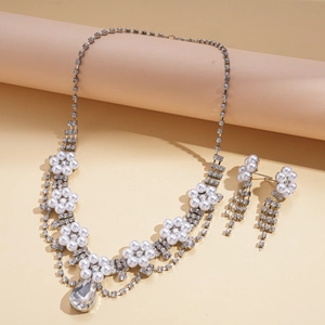 Macro detail of the flower pearl necklace and teardrop pendant jewelry set for women