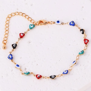 Dettaglio di ciondoli a cuore Evil Eye colorati su bracciale placcato oro con moschettone
