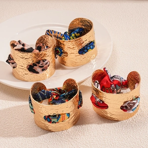 Bracciali rigidi bohémien in metallo dorato martellato con nastri in seta e design geometrico