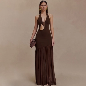 Elegante abito marrone scuro con scollo all'americana e dettagli cut-out in vita