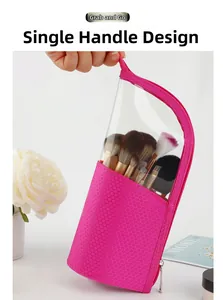 Détail d'une trousse à pinceaux rose translucide avec poignée et texture en nid d'abeille