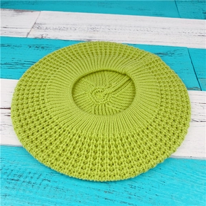 Detail eines apfelgrünen Baretts aus Waffelstrick mit strukturierter Wabenoptik