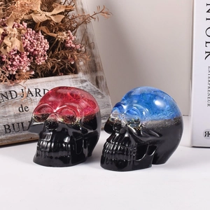 Decorazioni a teschio di Halloween con sfumature rosso-nero e glitter dorati fini