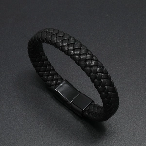 Vista macro di un bracciale in pelle intrecciata nera con dettagli sulla chiusura magnetica