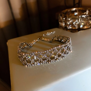 Vue détaillée du ras de cou en strass brillants avec motifs carrés évidés argentés