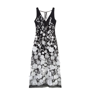 Robe longue noire en tulle avec broderies florales 3D blanches et décolleté en V