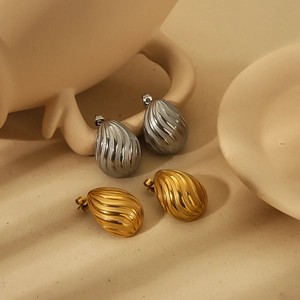 Eleganti orecchini a goccia in acciaio inossidabile dorato 18k con trama a spirale