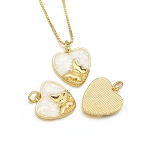 Collier avec pendentif cœur papillon en or 18 carats et opale, vue multi-angles