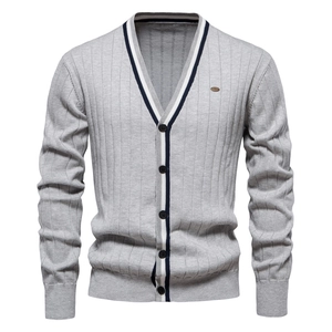 Dettaglio del cardigan grigio in maglia con scollo a V, cinque bottoni e trama a costine
