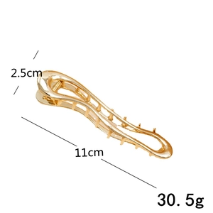 Detailed dimensions of the 11cm large golden metal shark hair clip showing weight and size