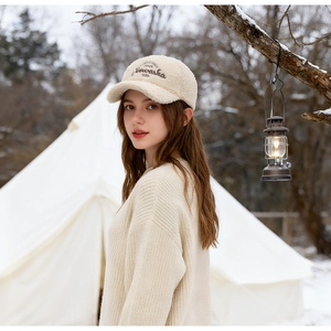 Détail de la casquette beige en laine polaire avec broderie Newaska 1988 au ski