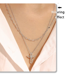 Détail du collier double couche ailes d'ange et infini avec zircons sur mannequin
