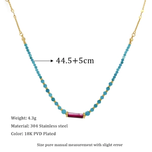 Detailsicht der 18K vergoldeten Edelstahlkette mit blauen und roten Perlen