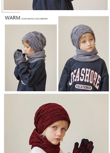 Detail van de warme gebreide muts sjaal en handschoenen set voor kinderen in grijs en rood