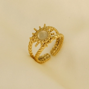 Vue détaillée d'une bague tournesol en or 18 carats avec pierre sur fond de soie