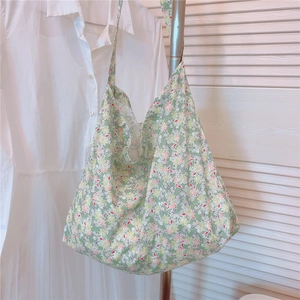 Gros plan détaillé du sac cabas en coton vert à fleurs avec texture douce