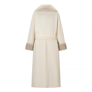 Vista posteriore dell'elegante cappotto crema con collo in ecopelliccia e cintura abbinata