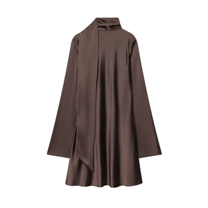 Détails d'une robe en satin marron foncé avec col écharpe et texture soyeuse lisse