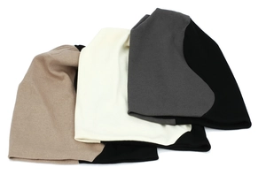Détails de bonnets en maille d'hiver bicolores en beige kaki et gris sur fond blanc