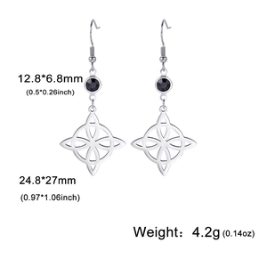 Vue symétrique de boucles d'oreilles en acier avec pierre noire et pendentif étoile