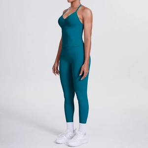 Seitenansicht einer Frau in dunkelgrünem Yoga-Set mit schmalem Trägertop und High-Waist-Leggings