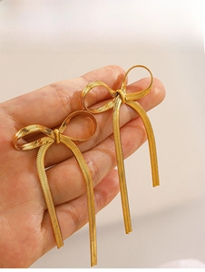 Détail de boucles d'oreilles nœud plaqué or 18K avec texture de chaîne plate et éclat