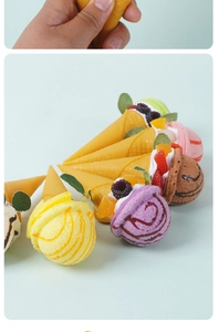 Dettaglio di coni gelato artificiali colorati con decorazioni di frutta e crema