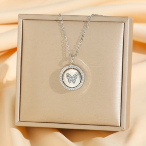 Collier en titane argenté avec pendentif papillon en zircone sur une boîte à bijoux
