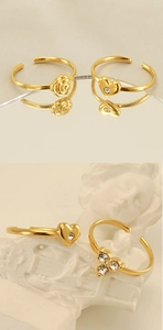 Dettaglio anello a nodo dorato e anello fiori con zirconi su un busto classico