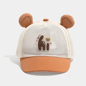 Détail de la casquette filet pour bébé avec oreilles d'ours 3D et écusson hi brodé