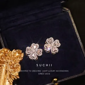 Fashion Rotating Lucky Clover Stud Earrings For Women Copper Inlaid Rhinestone Flower Earrings Elegant Trendy Jewelry Accessory
