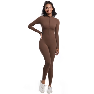 Détail de la combinaison de yoga extensible marron foncé avec fermeture éclair