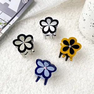 Lot de 4 pinces à cheveux fleur en acétate avec strass sur fond de texture douce
