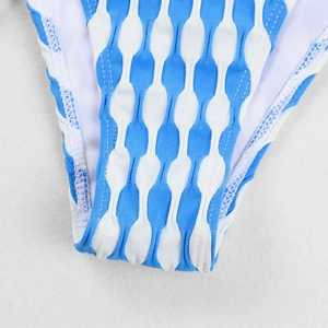 Gros plan sur le tissu gaufré bleu et blanc du bikini rayé avec des coutures précises