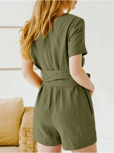 Vue arrière du combishort vert olive en lin à manches courtes avec ceinture nouée