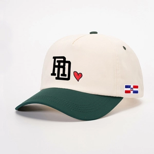 Détail de la broderie RD cœur et drapeau dominicain sur casquette de baseball bicolore