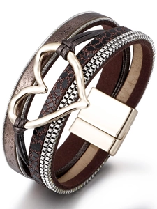 Dettaglio del bracciale multistrato in pelle marrone con cristalli e chiusura magnetica