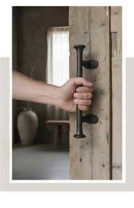 Gros plan sur une poignée de porte vintage en fonte sur bois patiné avec texture mate