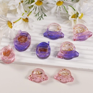 Colgantes DIY de resina en forma de OVNI y corazón con purpurina y perlas degradado rosa