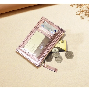 Dettaglio del portamonete oro rosa con scomparti per carte e finestra trasparente