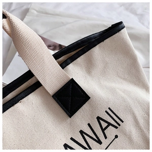 Detailansicht der Canvas-Tasche mit schwarzer Paspelierung und HAWAII-Aufdruck