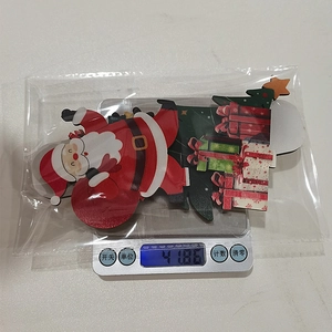 Detailed weight measurement showing 41.86g for the Santa Claus wooden table ornament