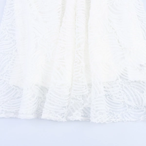 Jupe trapèze en dentelle blanche avec motif ondulé texturé et tissu léger transparent