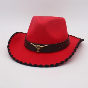 Sombrero vaquero rojo clásico con emblema de calavera de toro y ala cosida.
