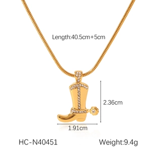 Collier botte de cow-boy doré avec strass et détails précis sur la taille et le poids