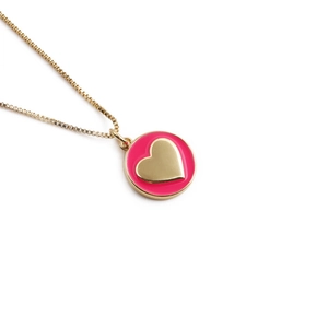 Dettaglio di una collana placcata in oro con cerchio in smalto rosa e pendente a cuore 3D